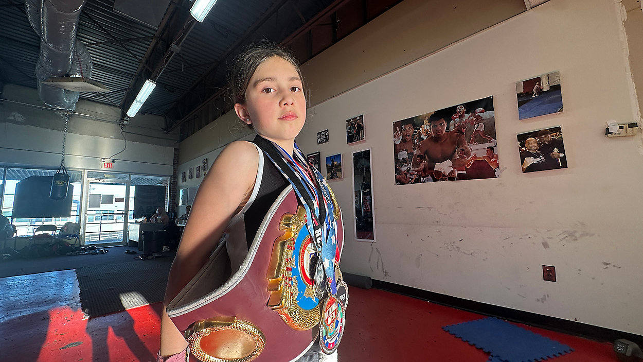 Girls with gloves, gym with a purpose